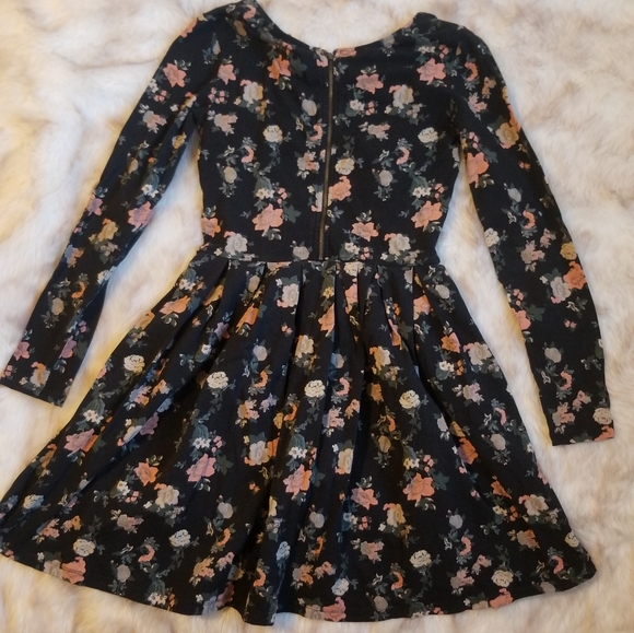 Aritzia Floral Dress - Picture 2 of 6
